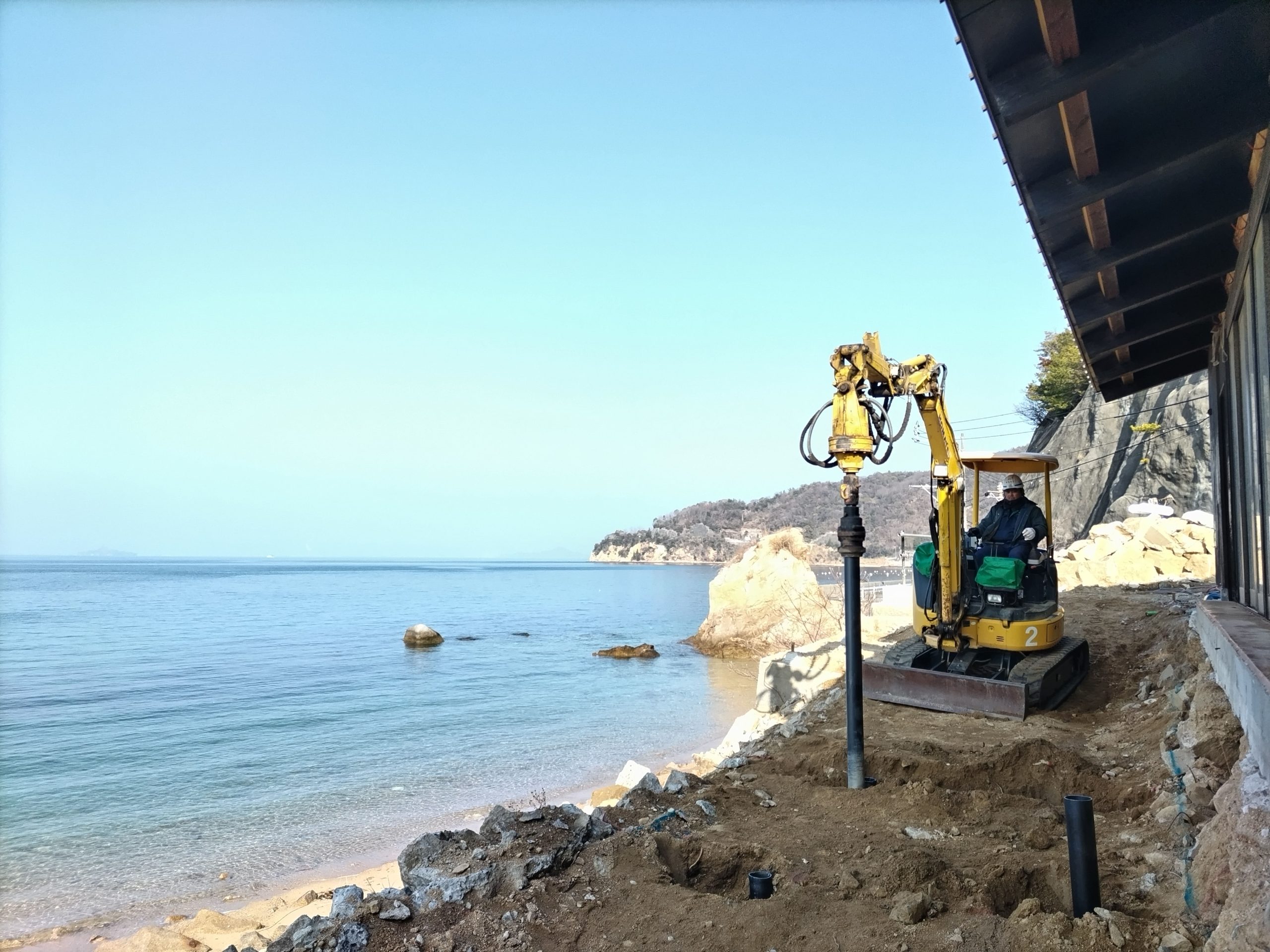 呉市　狭小地における鋼管杭による地盤補強工事　リゾートホテル内のプール